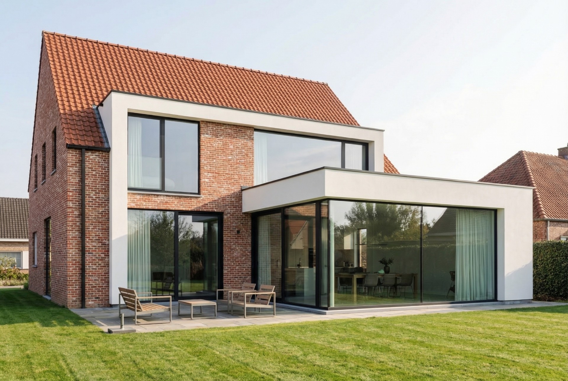 Nieuwe ramen en deuren worden geplaatst door schrijnwerker