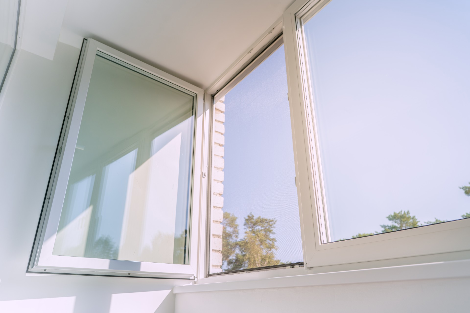 Witte PVC ramen in moderne woning